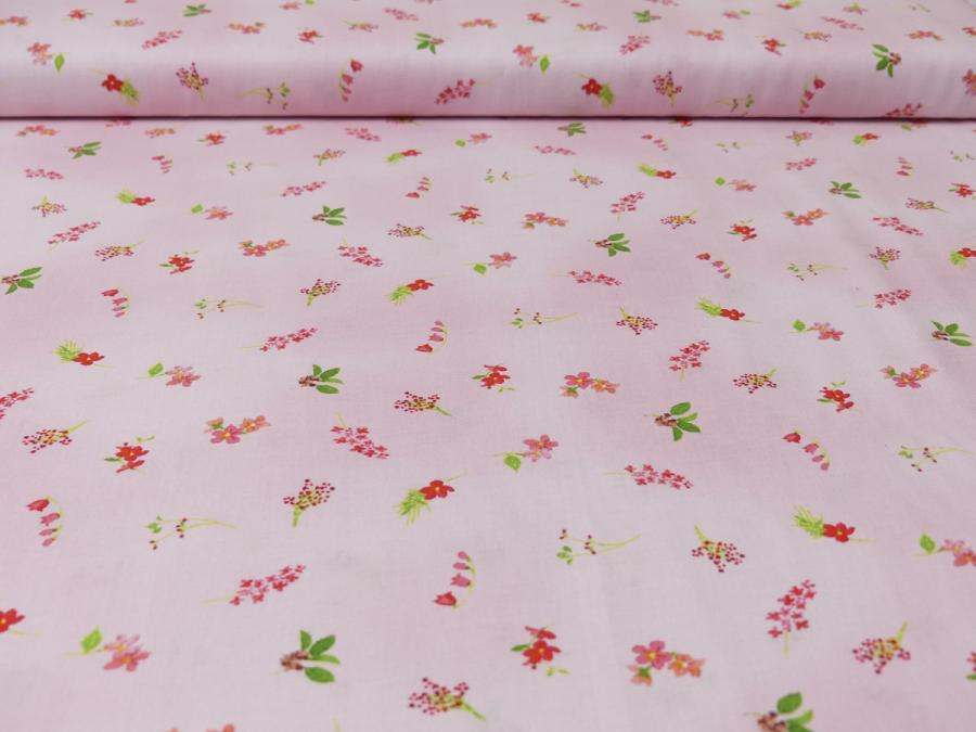 Patchworkstoff aus der Kollektion Flowershop von Clothworks rosa mit kleinen Blumen